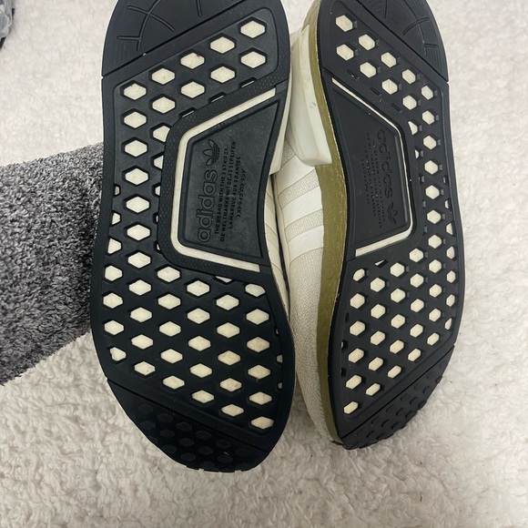 Wmns NMD_R1 V2 'Gold Boost - Picture 6 of 9